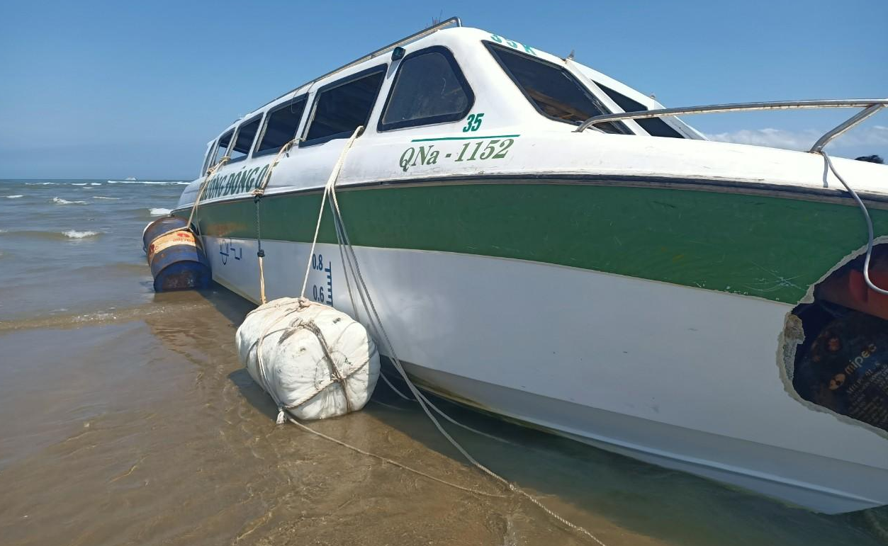 Chiếc ca nô QNa 1152 bị lật khiến 17 người tử vong. Chiếc ca nô QNa 1152 bị lật khiến 17 người tử vong.