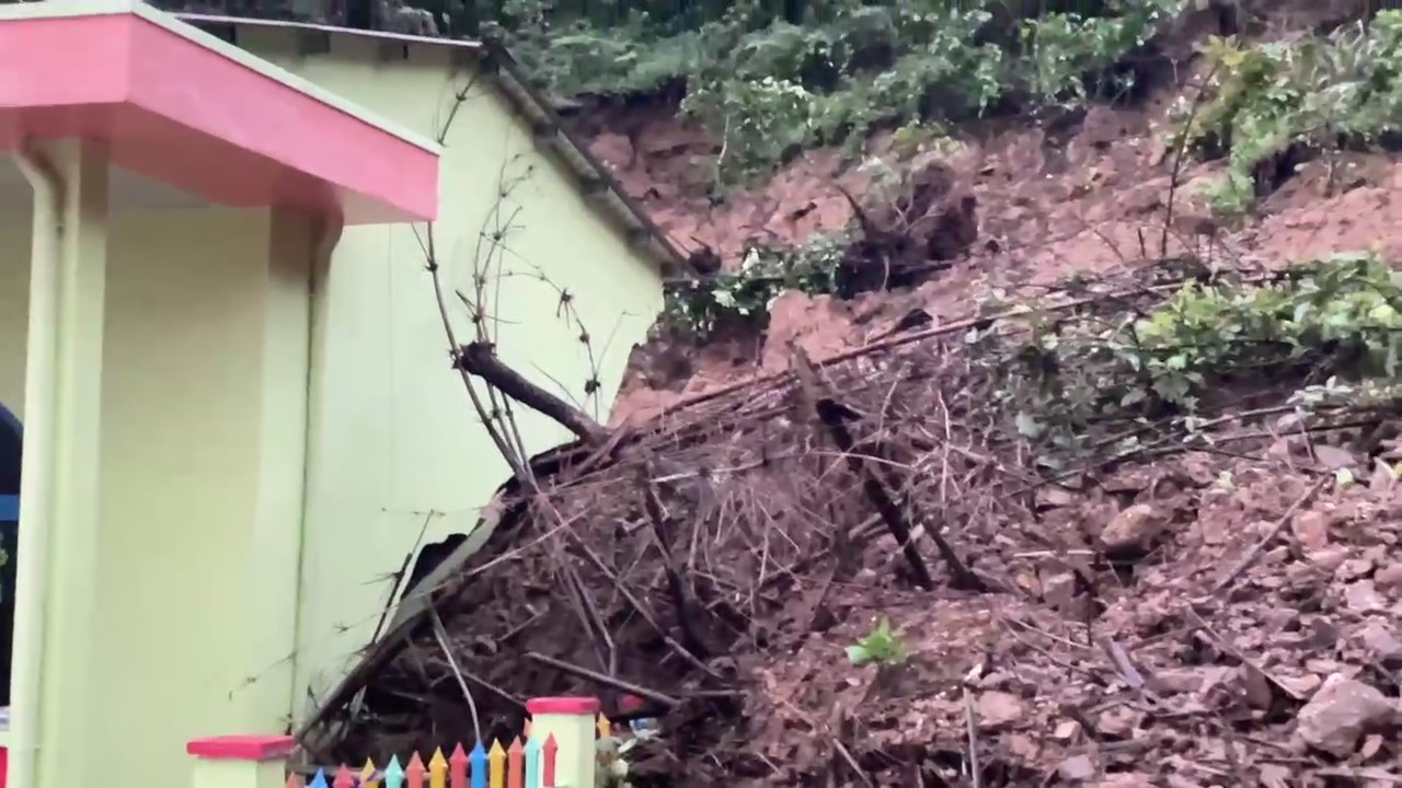 Hình ảnh đất đá tràn vào điểm trường. Hình ảnh đất đá tràn vào điểm trường.