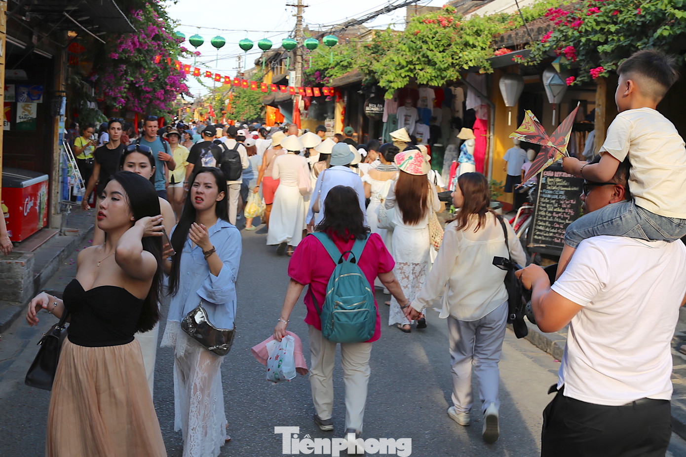 Dòng người đổ về Hội An mỗi lúc một đông. Ảnh: Hoài Văn