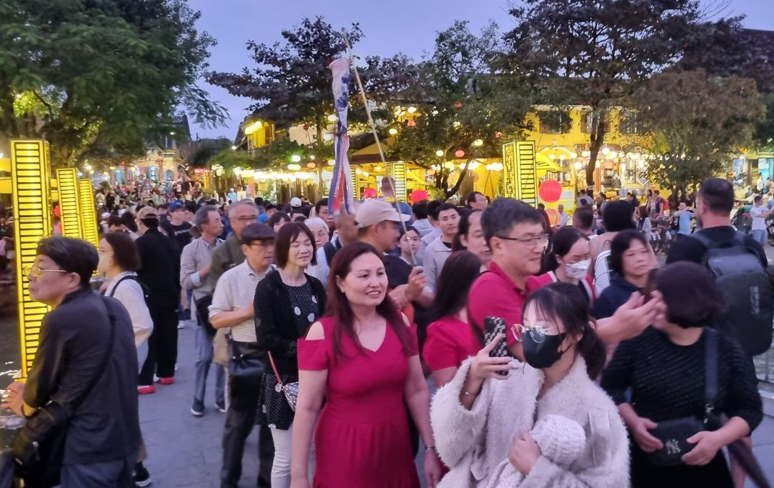 Rất đông du khách đổ về phố cổ Hội An đón năm mới.