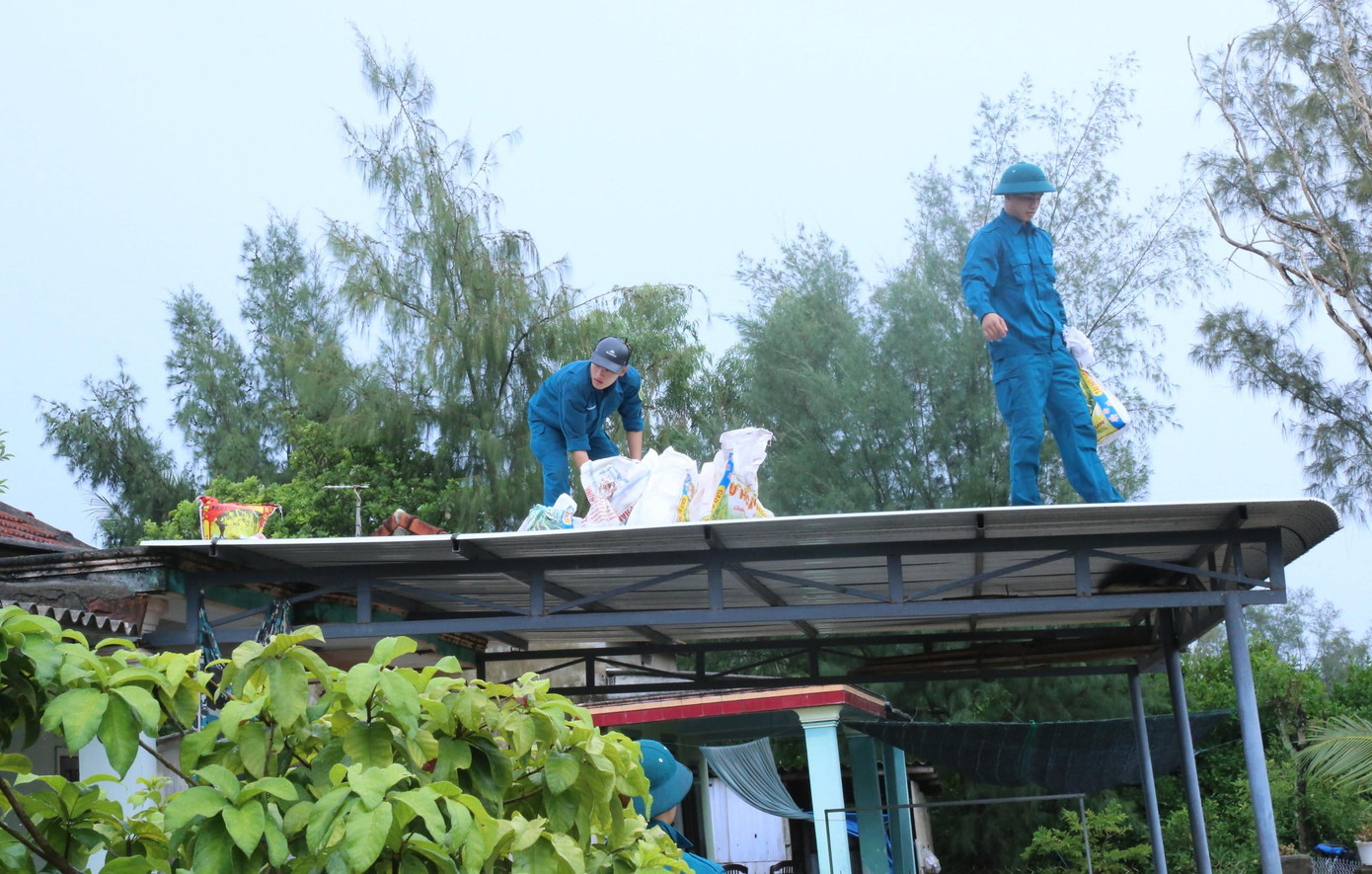 Phó Chủ tịch UBND xã Tam Thanh Võ Quang Hân cho biết, đến sáng nay, lực lượng chức năng gồm dân quân tự vệ, công an, biên phòng đã giúp người dân trên địa bàn đưa thuyền vào kè để đảm bảo an toàn.