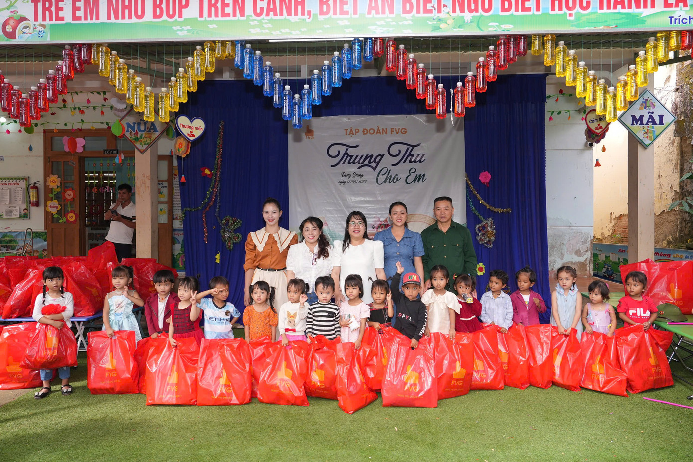 Các em nhỏ háo hức đón Tết Trung thu sớm.