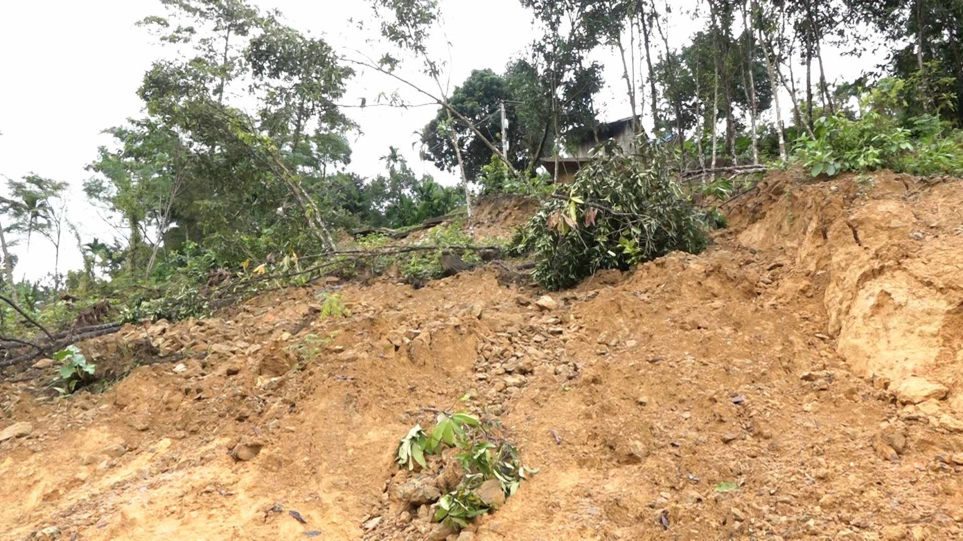 Sạt lở đe dọa nhiều điểm ở huyện miền núi Bắc Trà My, Quảng Nam.