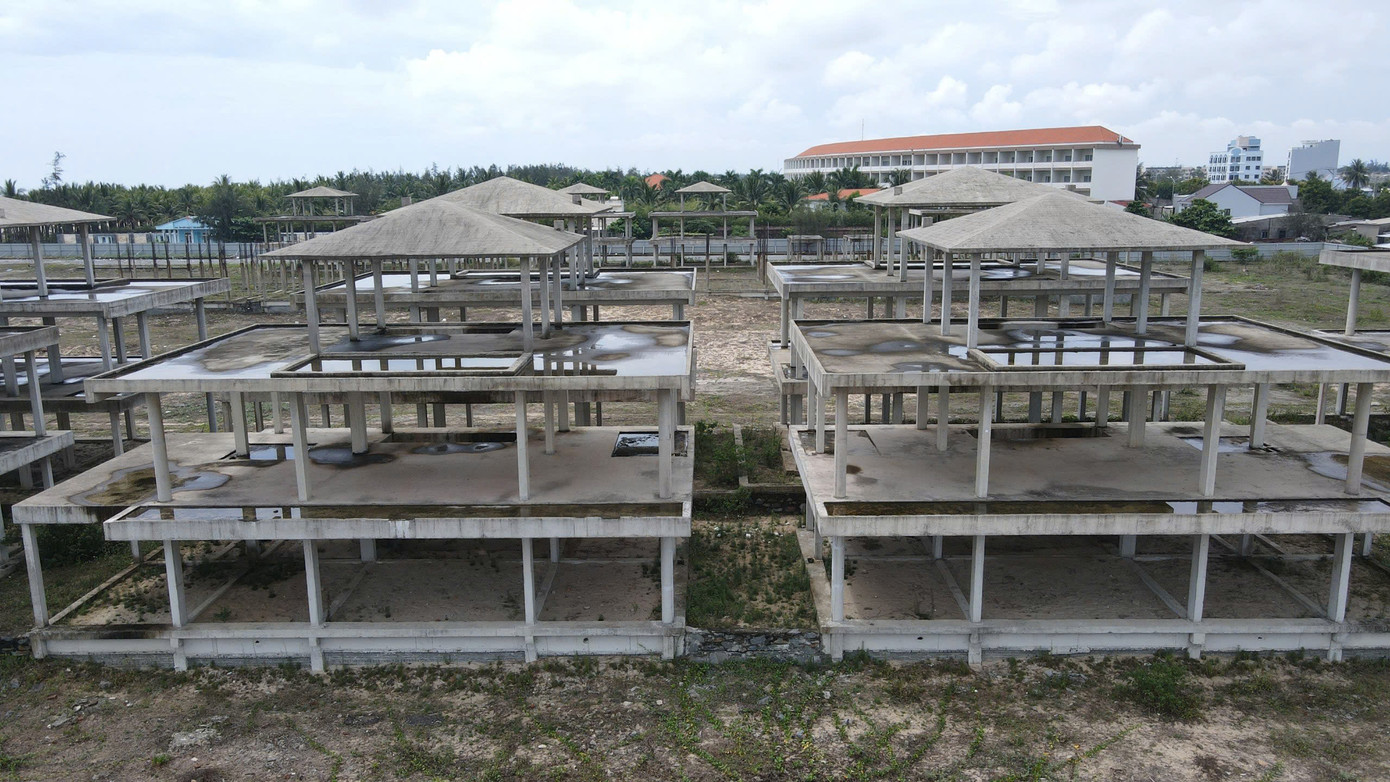 Dự án được tỉnh Quảng Nam cấp giấy chứng nhận đầu tư năm 2013, do Công ty CP Kinh doanh quản lý Bất động sản Trung Kỳ - Viêm Đông làm chủ đầu tư. Tổng vốn đầu tư gần 360 tỷ đồng, bao gồm khách sạn, biệt thự du lịch, nhà hàng, cây xanh, hồ bơi, đường giao thông, sân bãi và các hạng mục hạ tầng phụ trợ.