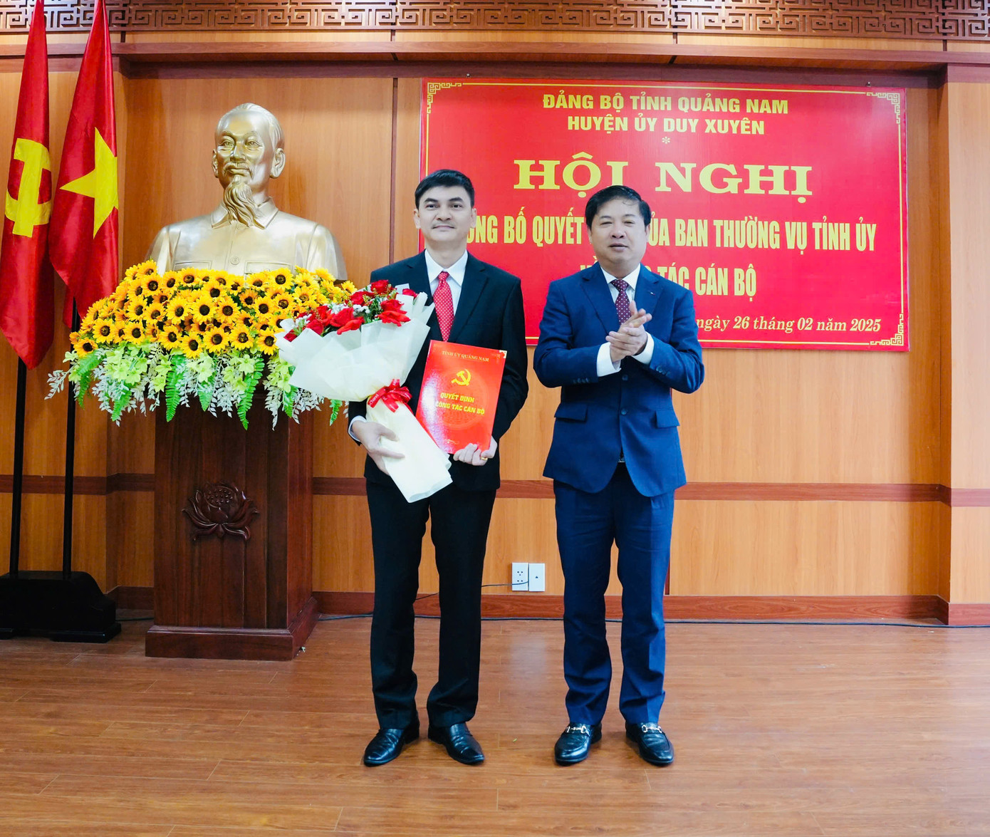 Trao quyết định điều động, phân công ông Cao Thanh Hải. Trao quyết định điều động, phân công ông Cao Thanh Hải.