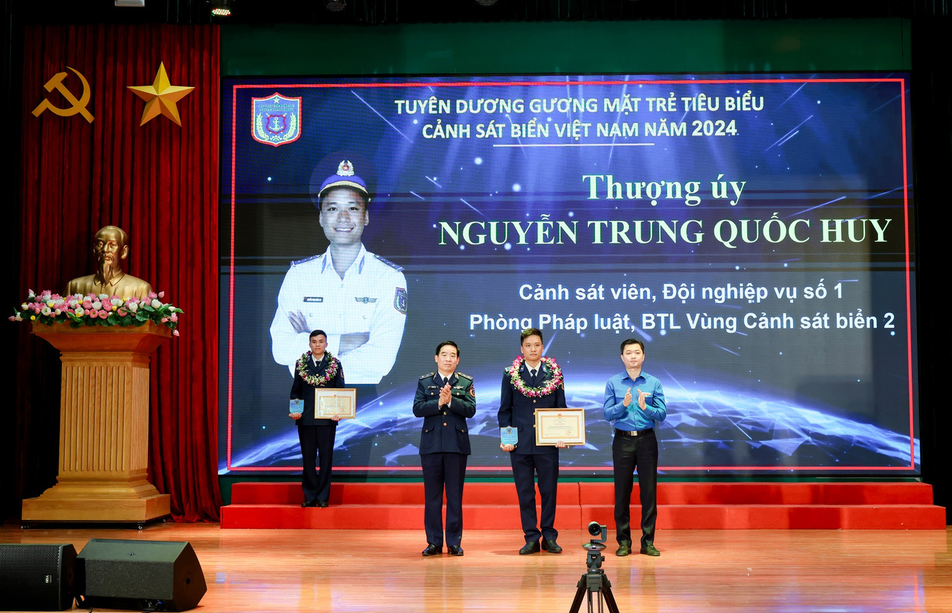 Thượng úy Nguyễn Trung Quốc Huy - Cảnh sát viên, Phòng Pháp luật, BTL Vùng Cảnh sát biển 2 được tuyên dương Gương mặt trẻ tiêu biểu Cảnh sát biển Việt Nam năm 2024. Thượng úy Nguyễn Trung Quốc Huy - Cảnh sát viên, Phòng Pháp luật, BTL Vùng Cảnh sát biển 2 được tuyên dương Gương mặt trẻ tiêu biểu Cảnh sát biển Việt Nam năm 2024.
