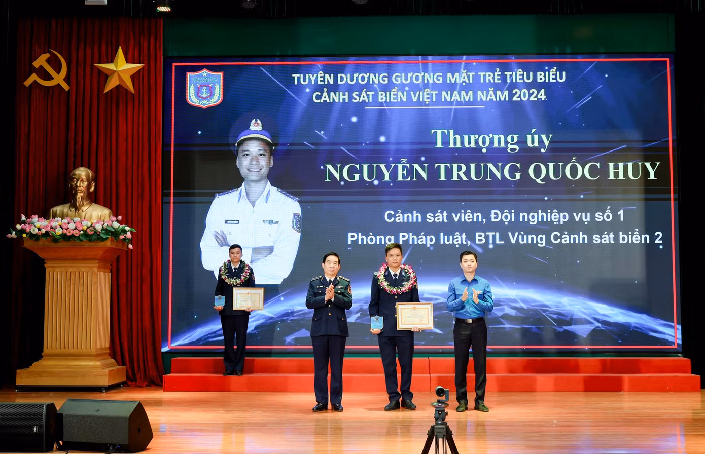 Thượng úy Nguyễn Trung Quốc Huy - Cảnh sát viên, Phòng Pháp luật, BTL Vùng Cảnh sát biển 2 được tuyên dương Gương mặt trẻ tiêu biểu Cảnh sát biển Việt Nam năm 2024.