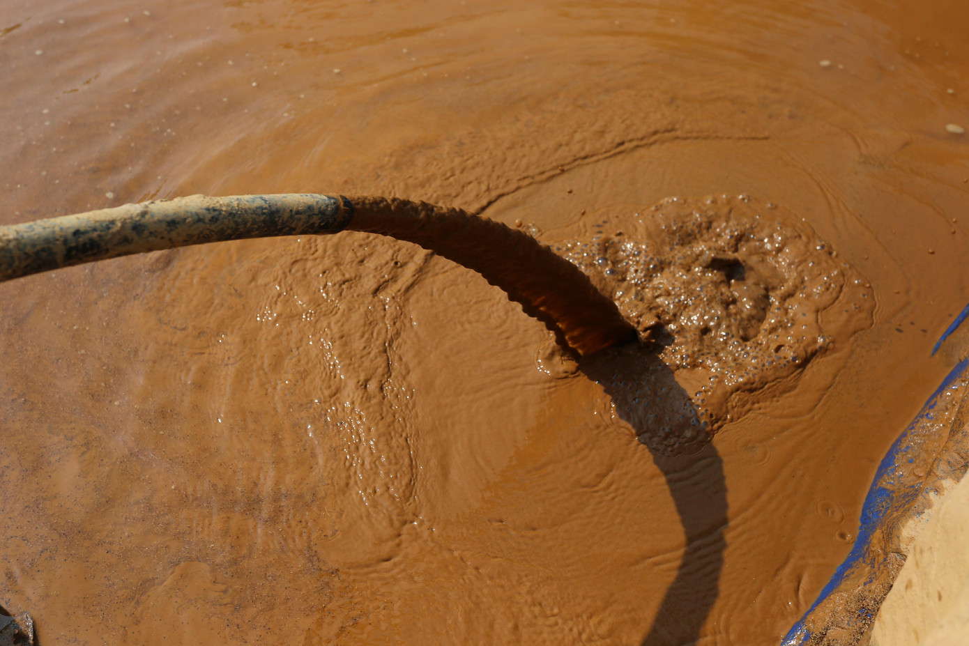 Khai thác vàng trái phép gây nên nhiều hệ luỵ trong đó có ô nhiễm môi trường.
