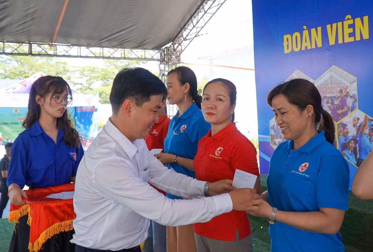 Trao món quà ý nghĩa cho đoàn viên, thanh niên, công nhân lao động.