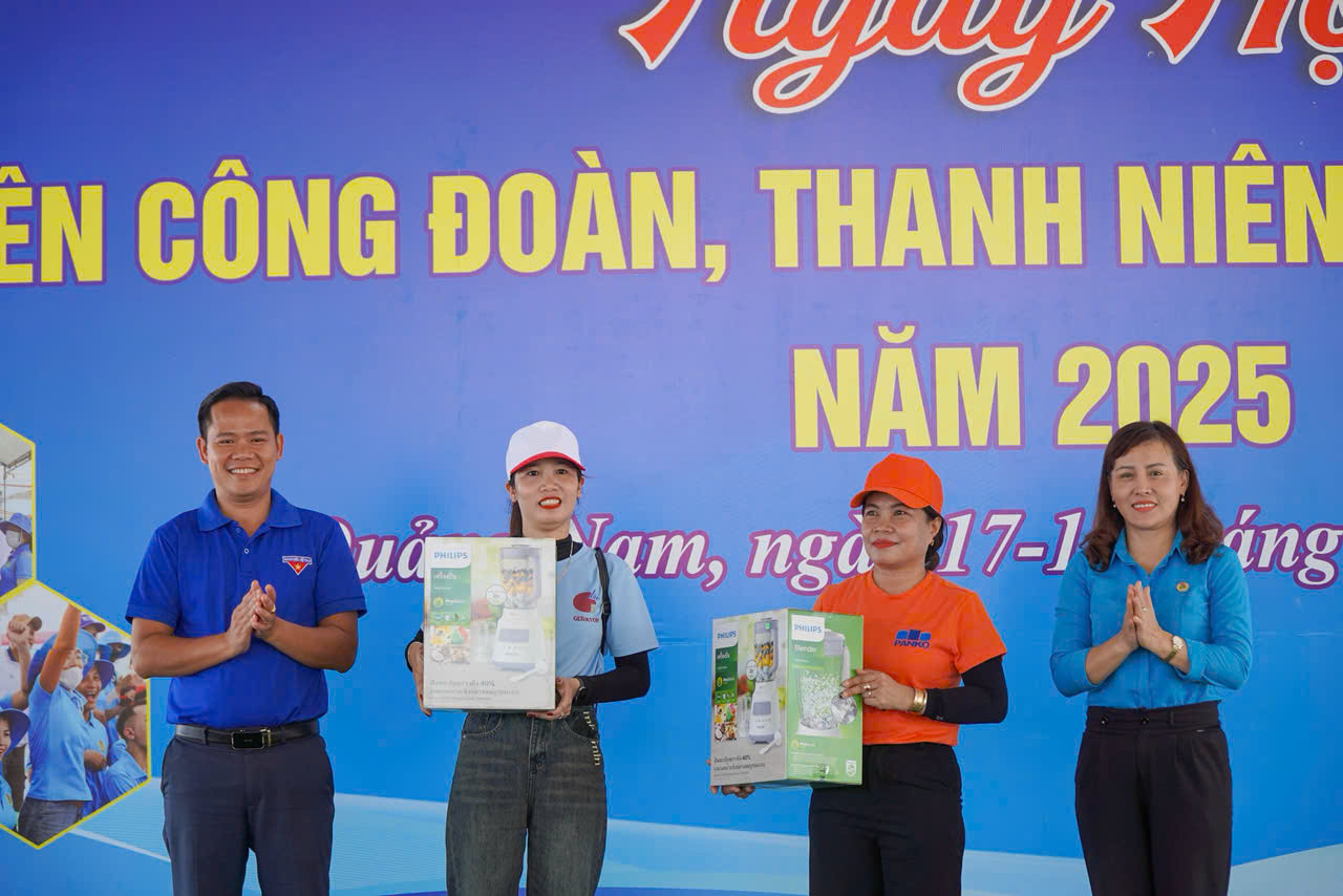 Trao món quà ý nghĩa cho đoàn viên, thanh niên, công nhân lao động.