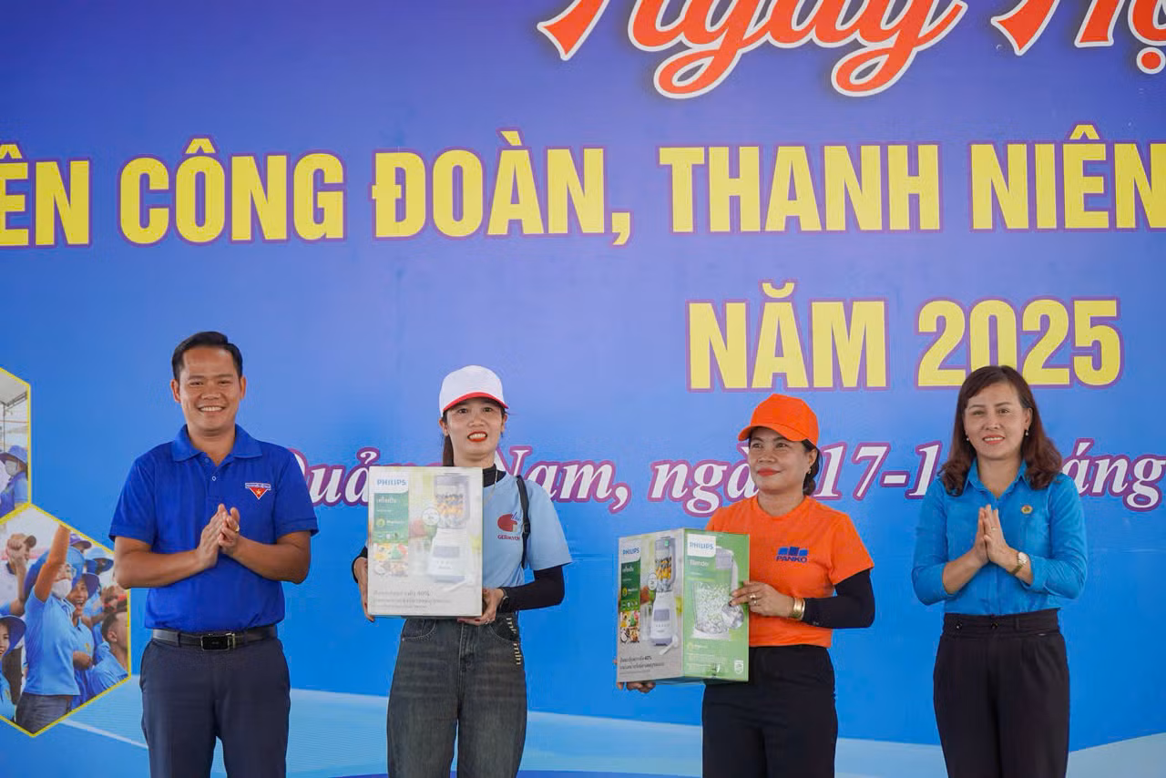 Trao món quà ý nghĩa cho đoàn viên, thanh niên, công nhân lao động.