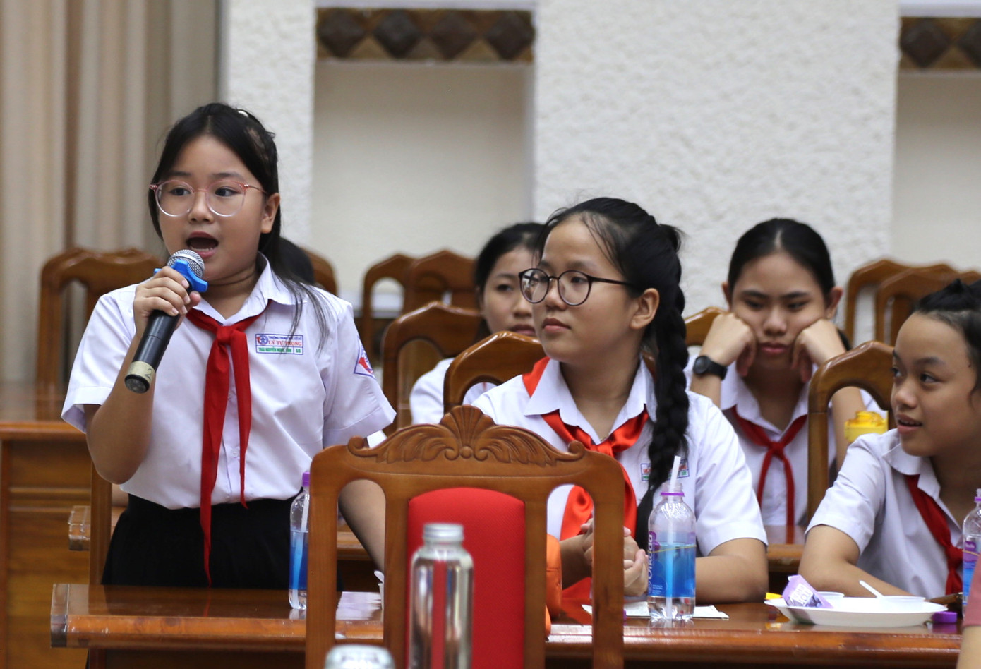 Các em học sinh nêu câu hỏi tới lãnh đạo tỉnh Quảng Nam. Các em học sinh nêu câu hỏi tới lãnh đạo tỉnh Quảng Nam.