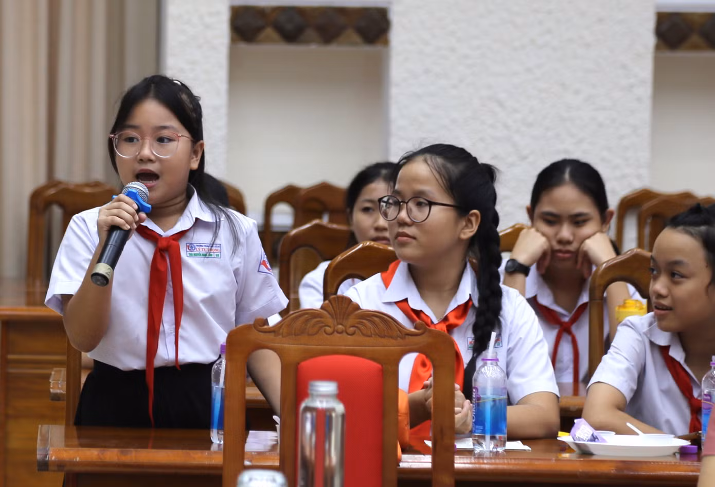 Các em học sinh nêu câu hỏi tới lãnh đạo tỉnh Quảng Nam.