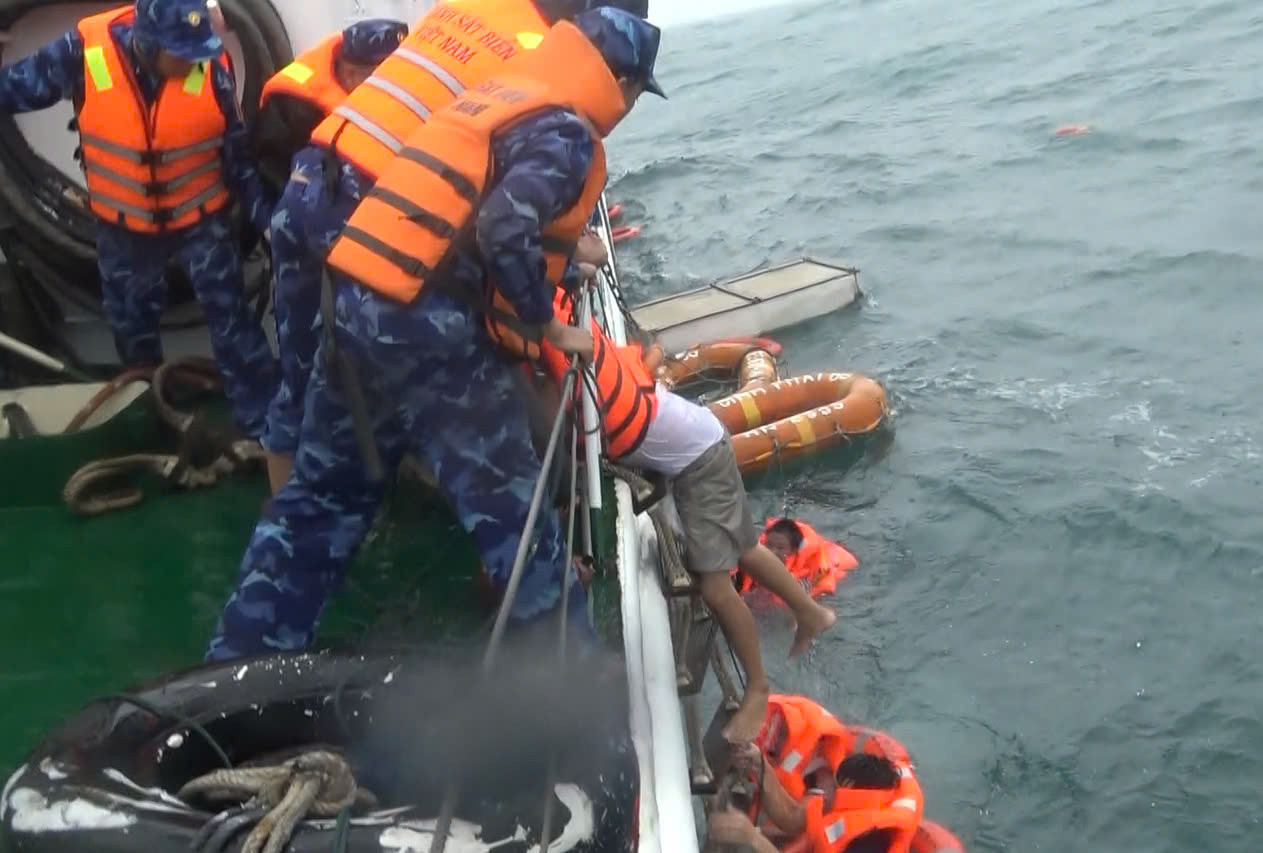 Cứu các thuyền viên tàu gặp nạn.