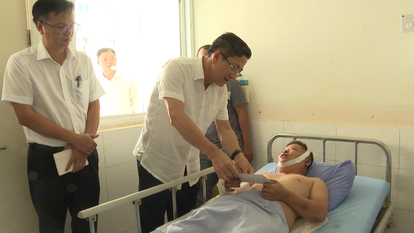 Lãnh đạo tỉnh Quảng Nam thăm hỏi, động viên công nhân bị thương trong vụ nổ lớn tại nhà máy nam châm từ tính SGI của Công ty TNHH SGI VINA. Lãnh đạo tỉnh Quảng Nam thăm hỏi, động viên công nhân bị thương trong vụ nổ lớn tại nhà máy nam châm từ tính SGI của Công ty TNHH SGI VINA.