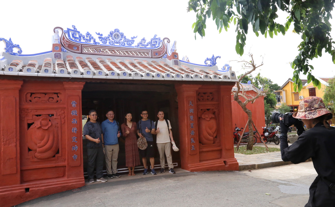 Du khách ghi lại hình ảnh làm kỷ niệm trong chuyến tham quan.