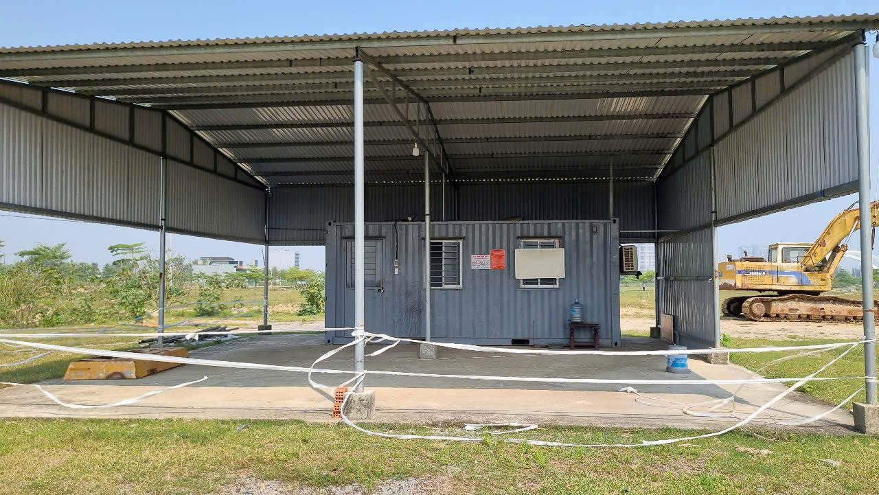 Máy móc hoen gỉ, nằm im lìm trong khu dự án.