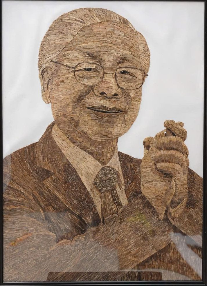 Tranh chân dung Đại tướng Võ Nguyên Giáp, cố Tổng Bí thư Nguyễn Phú Trọng bằng trầm hương. Tranh chân dung Đại tướng Võ Nguyên Giáp, cố Tổng Bí thư Nguyễn Phú Trọng bằng trầm hương.