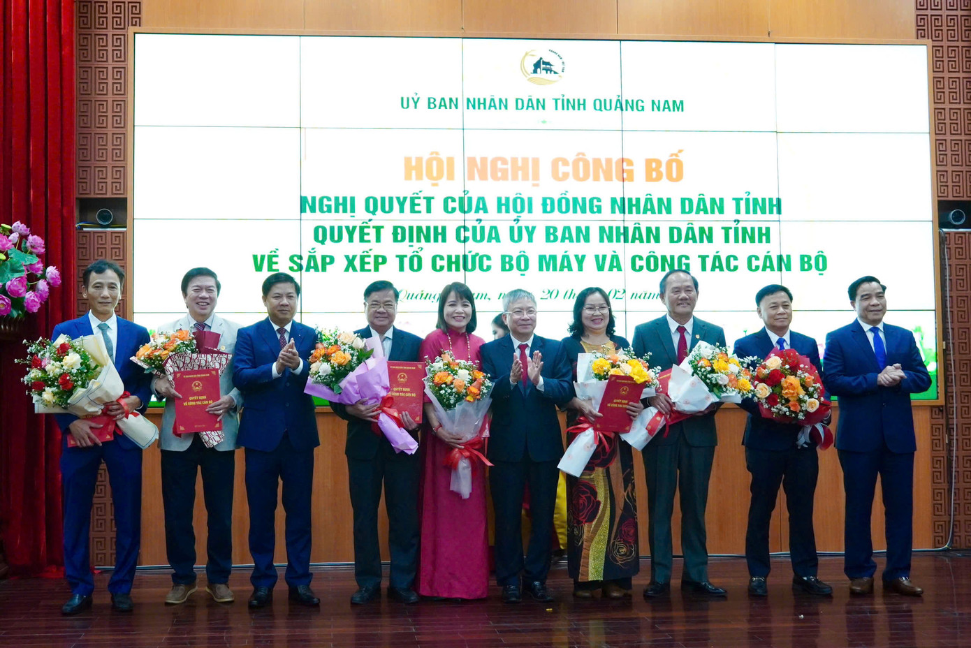 Trao quyết định cho 6 giám đốc Sở nghỉ hưu trước tuổi. Trao quyết định cho 6 giám đốc Sở nghỉ hưu trước tuổi.