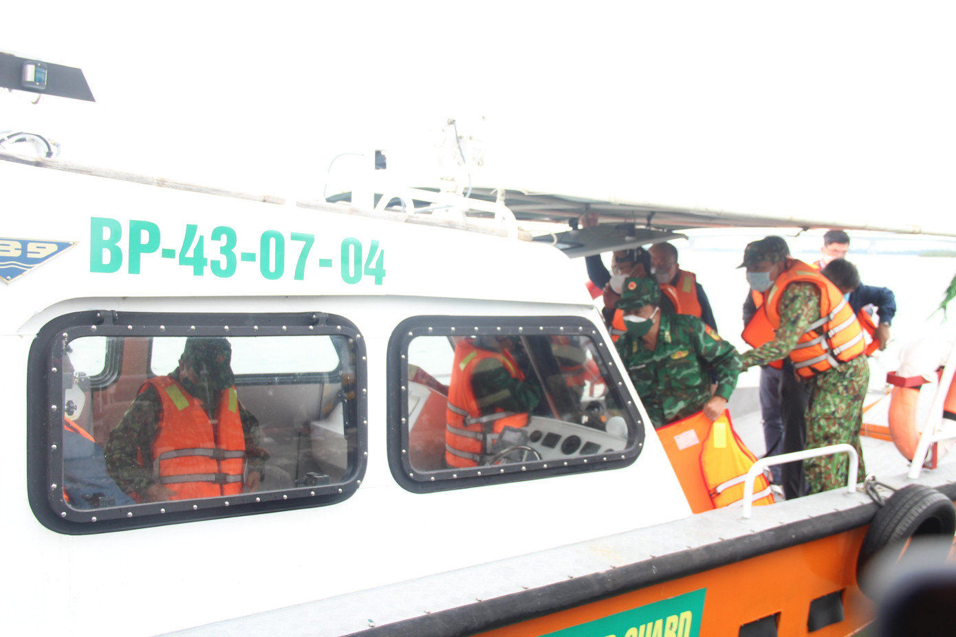 Đoàn công tác Bộ GTVT và Ban An toàn giao thông quốc gia lên hiện trường vụ lật ca nô. Đoàn công tác Bộ GTVT và Ban An toàn giao thông quốc gia lên hiện trường vụ lật ca nô.