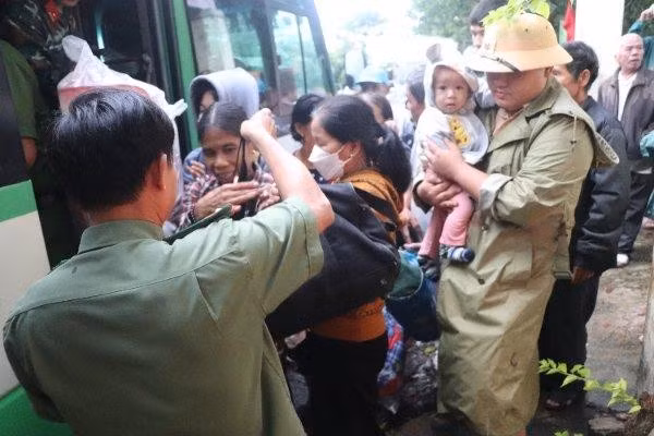Tỉnh Quảng Nam lên phương án ứng phó các tình huống thiên tai trên địa bàn. Trong ảnh: Lực lượng chức năng hỗ trợ di dời người dân xã biển Tam Thanh, TP. Tam Kỳ đến nơi an toàn trước khi bão Noru đổ bộ tháng 9/2022. Ảnh: Hoài Văn Tỉnh Quảng Nam lên phương án ứng phó các tình huống thiên tai trên địa bàn. Trong ảnh: Lực lượng chức năng hỗ trợ di dời người dân xã biển Tam Thanh, TP. Tam Kỳ đến nơi an toàn trước khi bão Noru đổ bộ tháng 9/2022. Ảnh: Hoài Văn