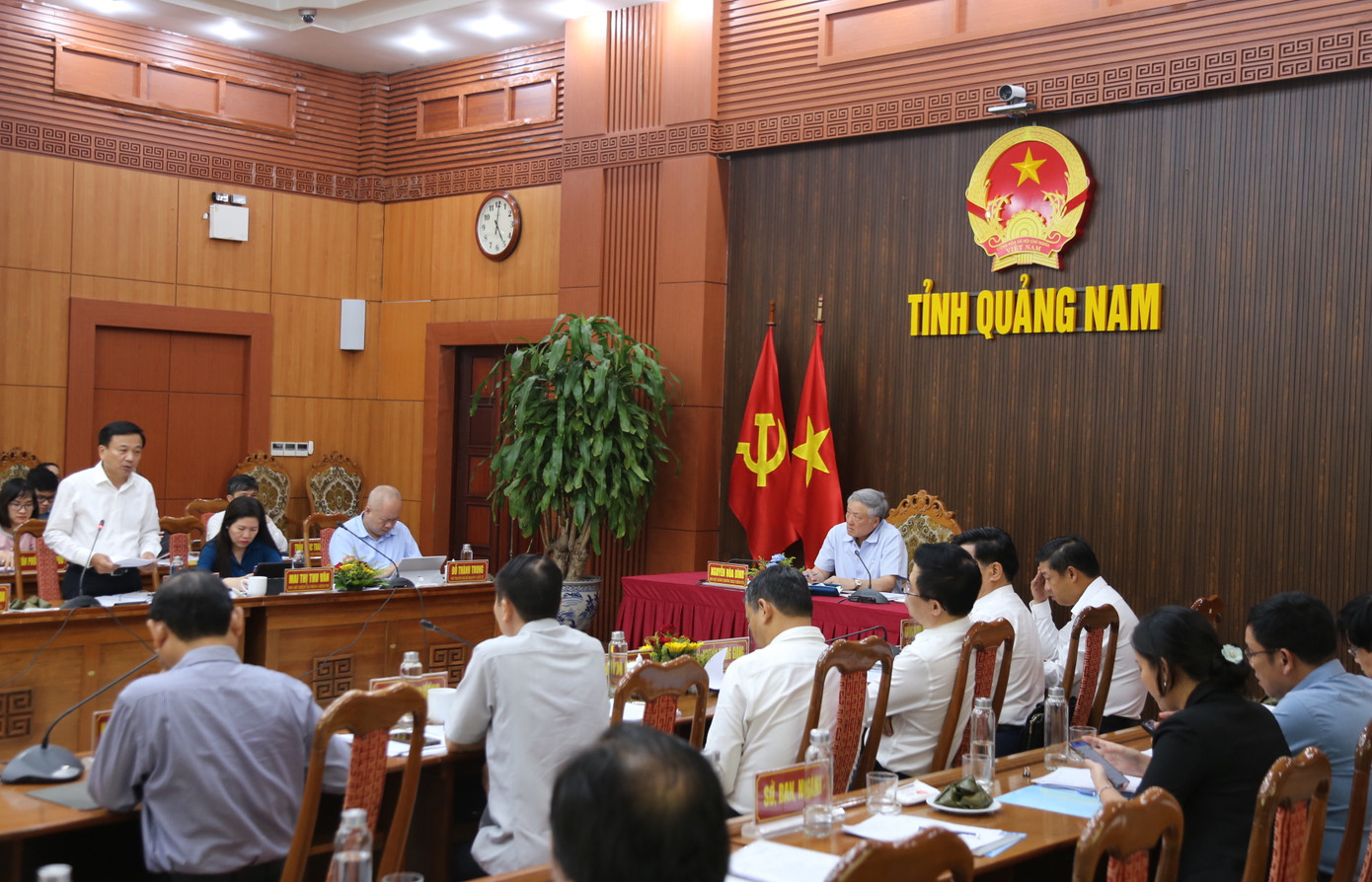 Quang cảnh buổi làm việc. Quang cảnh buổi làm việc.