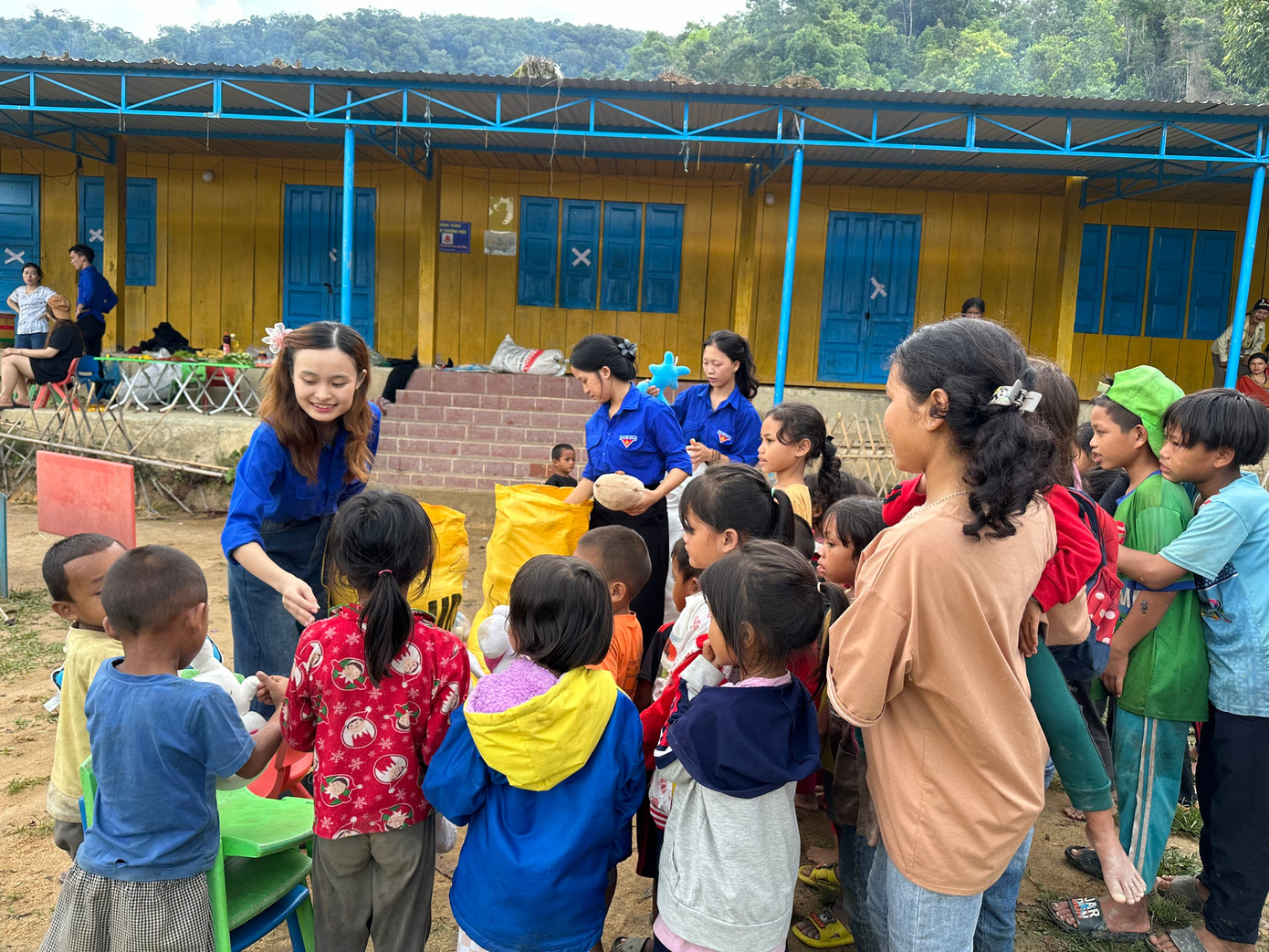 Ngoài làm cầu dân sinh, đoàn cũng trao tặng các phần quà cho bà con và các em nhỏ, nấu những bữa ăn thiện nguyện. Hơn 500 suất bún chả cá được chính tay đầu bếp áo xanh nấu tặng đãi bà con.