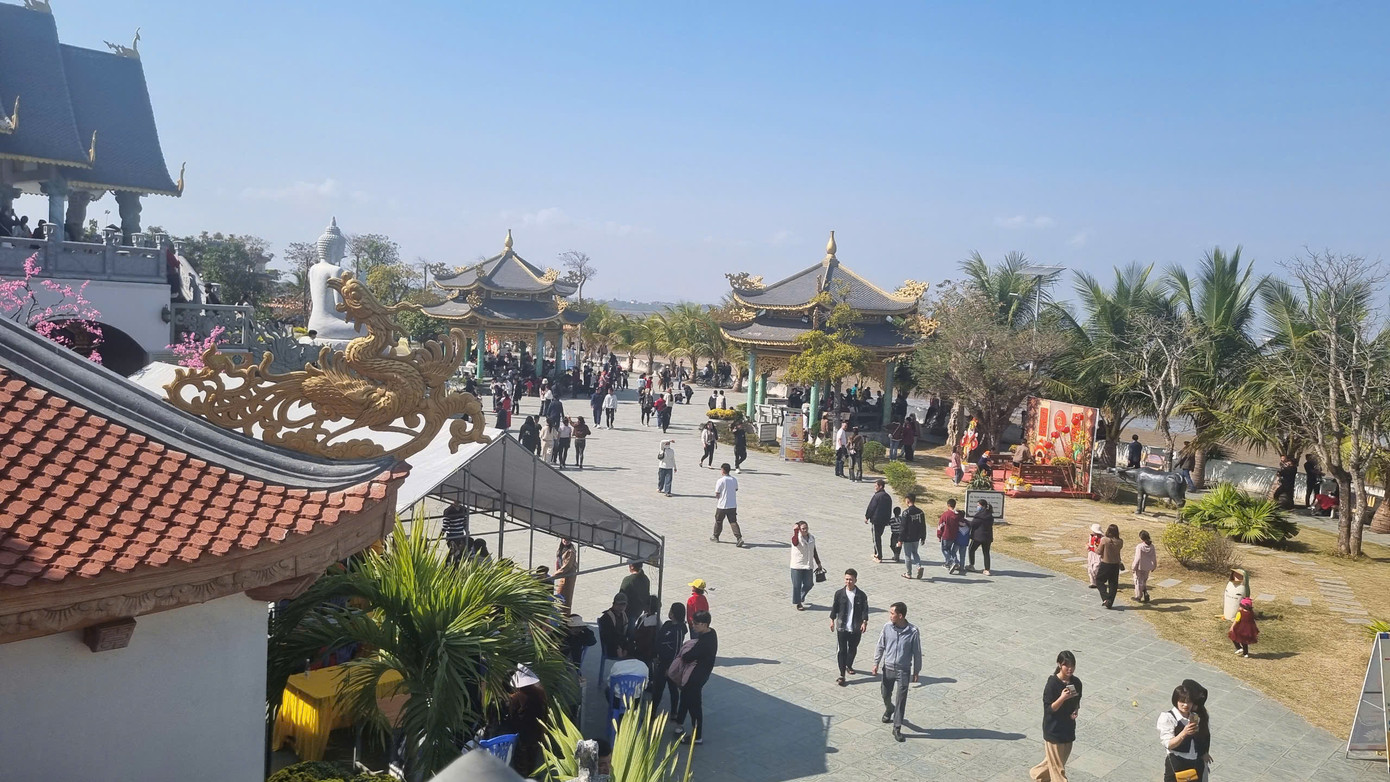 Là địa điểm tâm linh nổi tiếng, chùa Bụt được xây dựng theo kiến trúc Phật giáo Việt Nam, là địa điểm du lịch nổi tiếng ở biển Hải Tiến. Là địa điểm tâm linh nổi tiếng, chùa Bụt được xây dựng theo kiến trúc Phật giáo Việt Nam, là địa điểm du lịch nổi tiếng ở biển Hải Tiến.