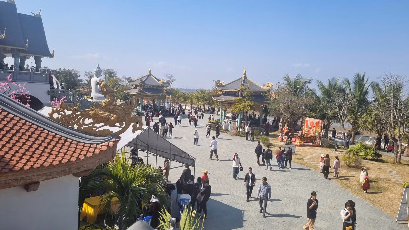 Là địa điểm tâm linh nổi tiếng, chùa Bụt được xây dựng theo kiến trúc Phật giáo Việt Nam, là địa điểm du lịch nổi tiếng ở biển Hải Tiến. Là địa điểm tâm linh nổi tiếng, chùa Bụt được xây dựng theo kiến trúc Phật giáo Việt Nam, là địa điểm du lịch nổi tiếng ở biển Hải Tiến.