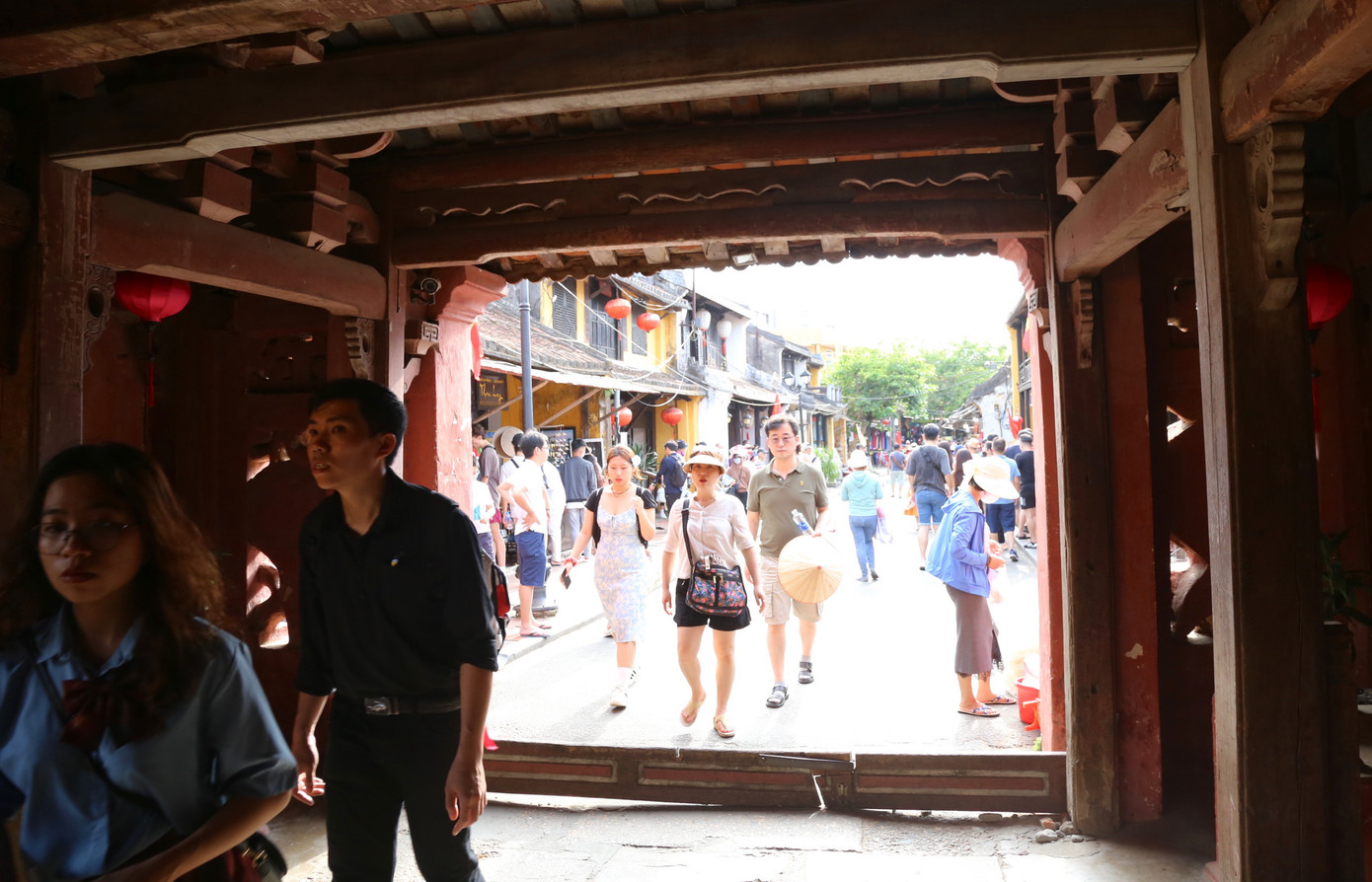 Chùa Cầu vẫn hút lượng lớn du khách. Chùa Cầu vẫn hút lượng lớn du khách.