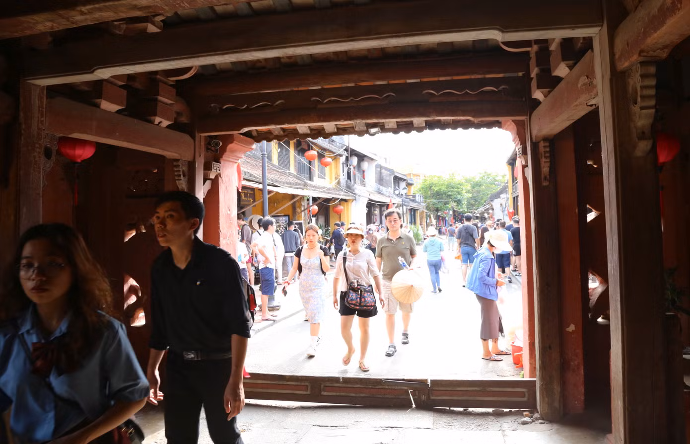 Chùa Cầu vẫn hút lượng lớn du khách.