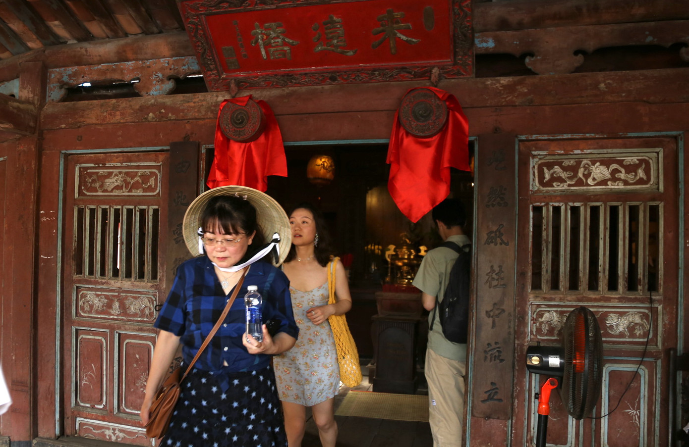 Khách đến tham quan di tích chùa Cầu. Khách đến tham quan di tích chùa Cầu.