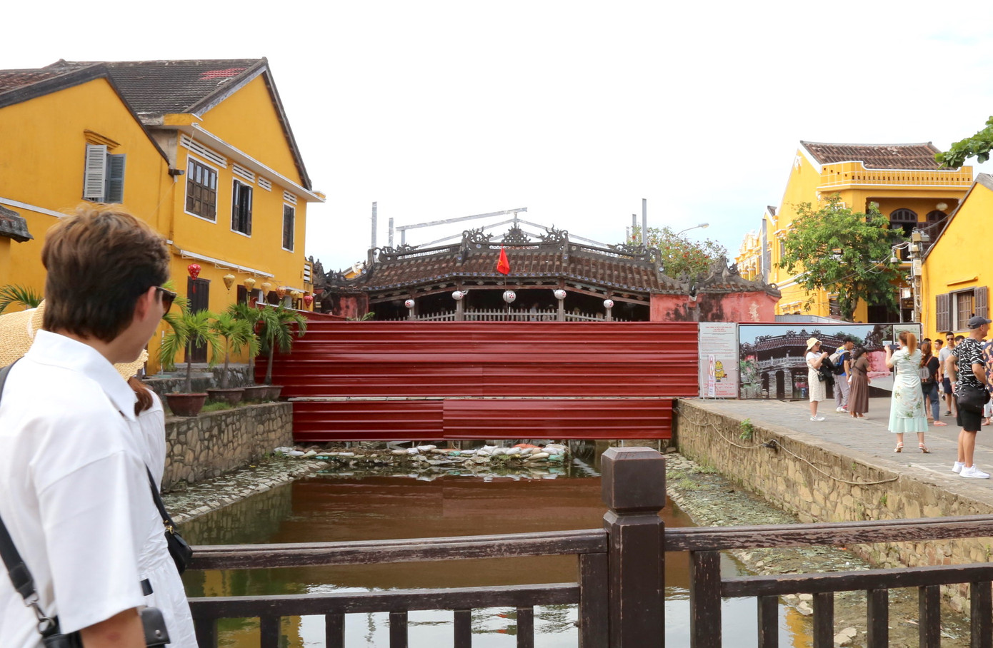 Nhà thầu thi công dựng tôn che chắn phục vụ công tác tu bổ, bảo quản di tích, đảm bảo giao thông dân sinh và phục vụ khách tham quan trong quá trình tu bổ. Việc trùng tu thực hiện theo nguyên tắc bảo tồn tối đa các yếu tố gốc, duy trì đồng thời giá trị và chức năng của di tích. Nhà thầu thi công dựng tôn che chắn phục vụ công tác tu bổ, bảo quản di tích, đảm bảo giao thông dân sinh và phục vụ khách tham quan trong quá trình tu bổ. Việc trùng tu thực hiện theo nguyên tắc bảo tồn tối đa các yếu tố gốc, duy trì đồng thời giá trị và chức năng của di tích.