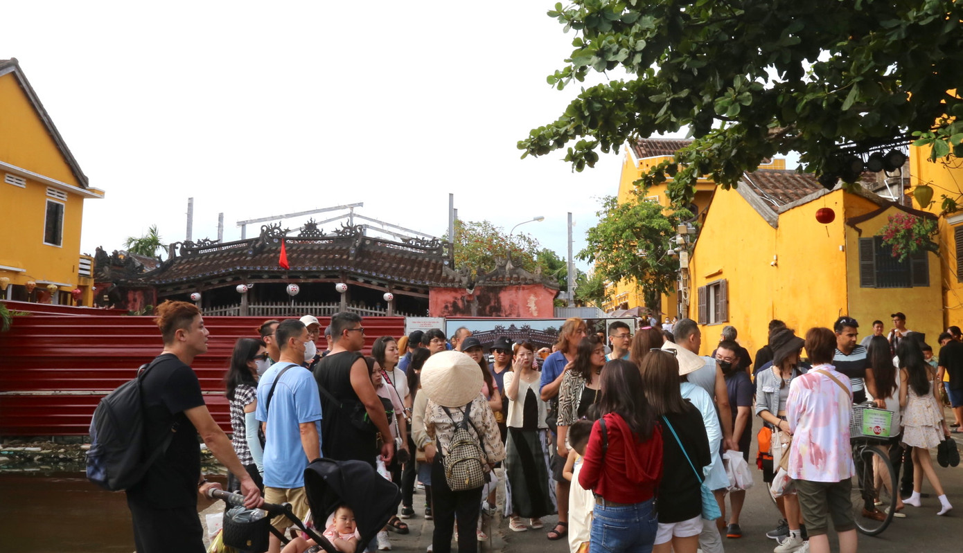 Dịp lễ 30/4-1/5, phố cổ Hội An đón hàng chục nghìn khách tham quan mỗi ngày. Dịp lễ 30/4-1/5, phố cổ Hội An đón hàng chục nghìn khách tham quan mỗi ngày.