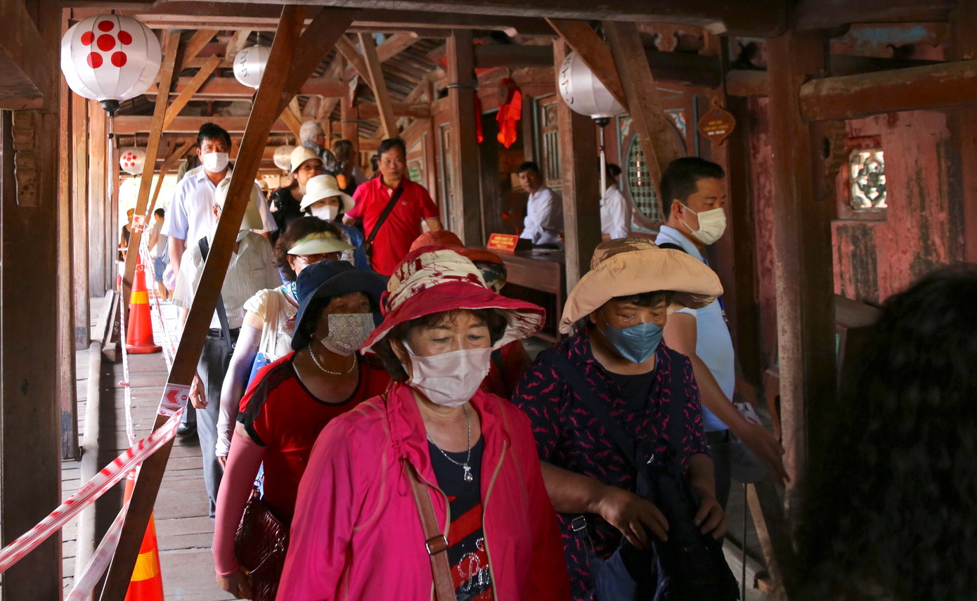 Ông Phạm Phú Ngọc, Giám đốc Trung tâm Quản lý và bảo tồn Di sản văn hóa Hội An cho hay: “Di tích xuống cấp nhưng không thể đóng cửa như một nhà cổ khác được mà phải cho khách tham quan hàng ngày. Du khách đến Hội An mà không thăm Chùa Cầu thấy rất hụt hẫng. Do vậy thành phố và Trung tâm đã tính tới phương án trong quá trình triển khai thi công tu bổ vẫn cho khách tham quan, kể cả thi công đang diễn ra” – ông Ngọc nói. Ông Phạm Phú Ngọc, Giám đốc Trung tâm Quản lý và bảo tồn Di sản văn hóa Hội An cho hay: “Di tích xuống cấp nhưng không thể đóng cửa như một nhà cổ khác được mà phải cho khách tham quan hàng ngày. Du khách đến Hội An mà không thăm Chùa Cầu thấy rất hụt hẫng. Do vậy thành phố và Trung tâm đã tính tới phương án trong quá trình triển khai thi công tu bổ vẫn cho khách tham quan, kể cả thi công đang diễn ra” – ông Ngọc nói.