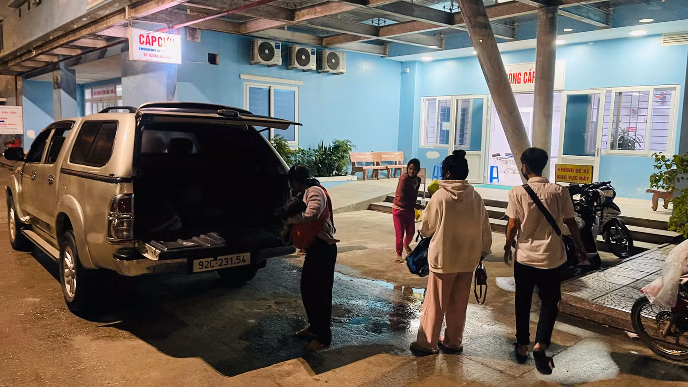 4 em được chở xuống TP. Tam Kỳ cấp cứu rạng sáng 7/3.