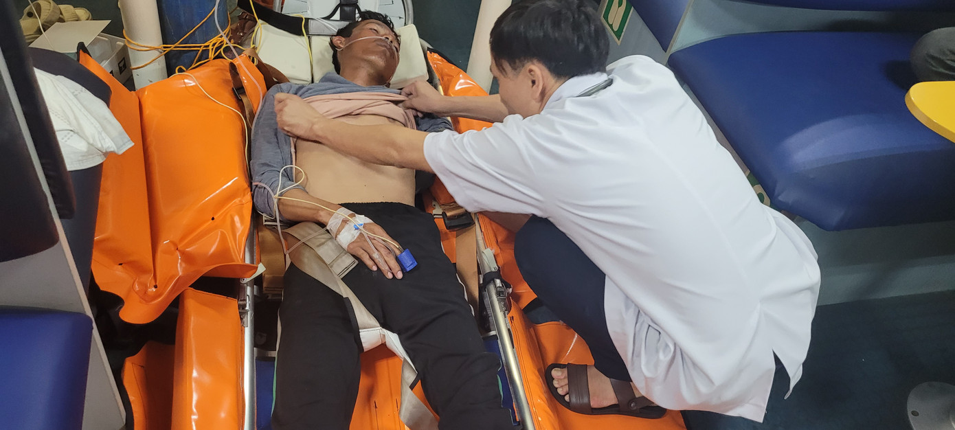 Tàu cứu nạn tiếp cận, khẩn trương đưa ngư dân Hoàng Minh Nhơn vào bờ, kịp thời cấp cứu. Ảnh: Danang MRCC Tàu cứu nạn tiếp cận, khẩn trương đưa ngư dân Hoàng Minh Nhơn vào bờ, kịp thời cấp cứu. Ảnh: Danang MRCC