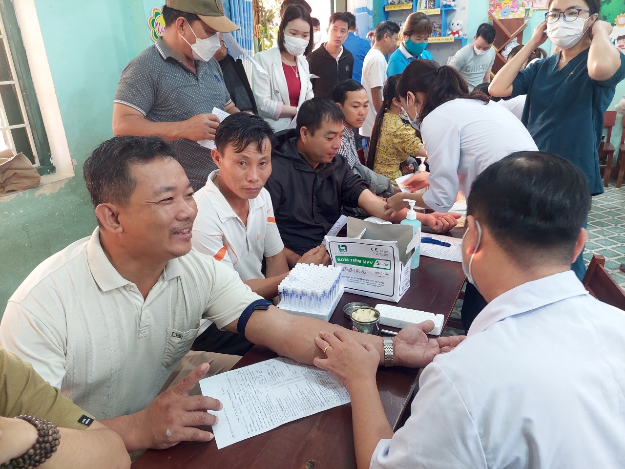 Nhà gần điểm hiến máu, từ sáng sớm, anh Cao Minh Đại (42 tuổi, trú tại xã Tam Anh Nam, huyện Núi Thành) tập tễnh đến trường Tiểu học Nguyễn Hiền để tham gia hiến máu ở Ngày hội Chủ nhật Đỏ năm 2023. Anh được các tình nguyện viên tận tình hướng dẫn đăng ký, khám sàng lọc để hiến máu. Đây là lần thứ 11 anh Đại hiến máu tình nguyện.