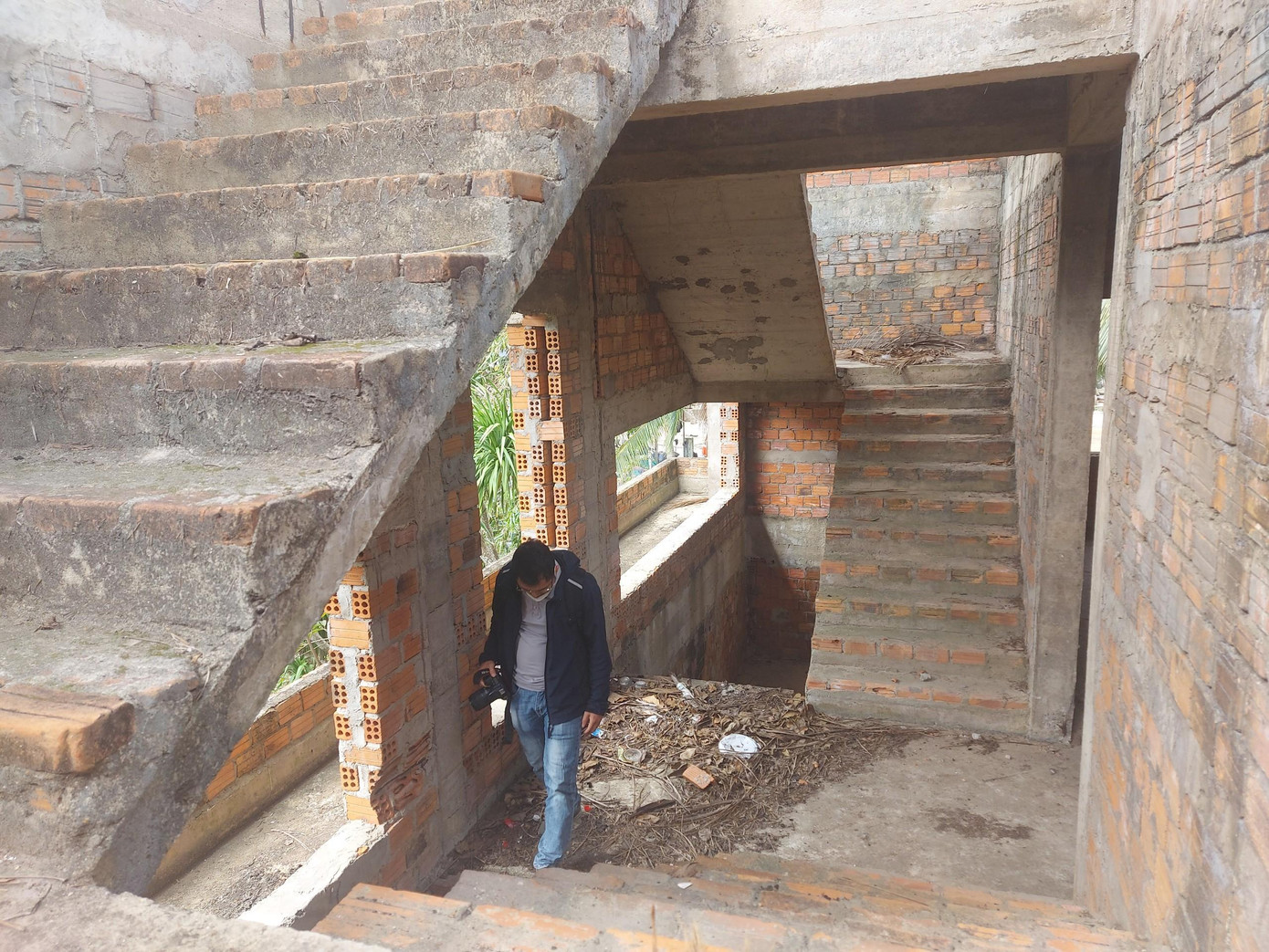 Khu khách sạn 2 tầng xây phần cứng, nhiều hạng mục còn dang dở, rỉ sét. Khu khách sạn 2 tầng xây phần cứng, nhiều hạng mục còn dang dở, rỉ sét.