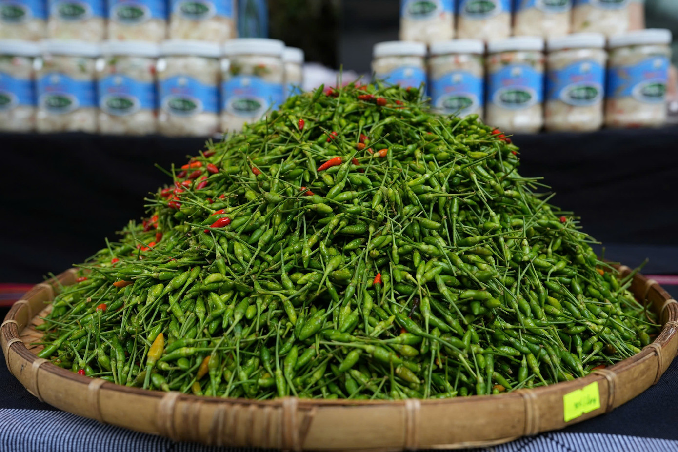 Các sản phẩm từ ớt và sản vật vùng cao trưng bày tại lễ hội.