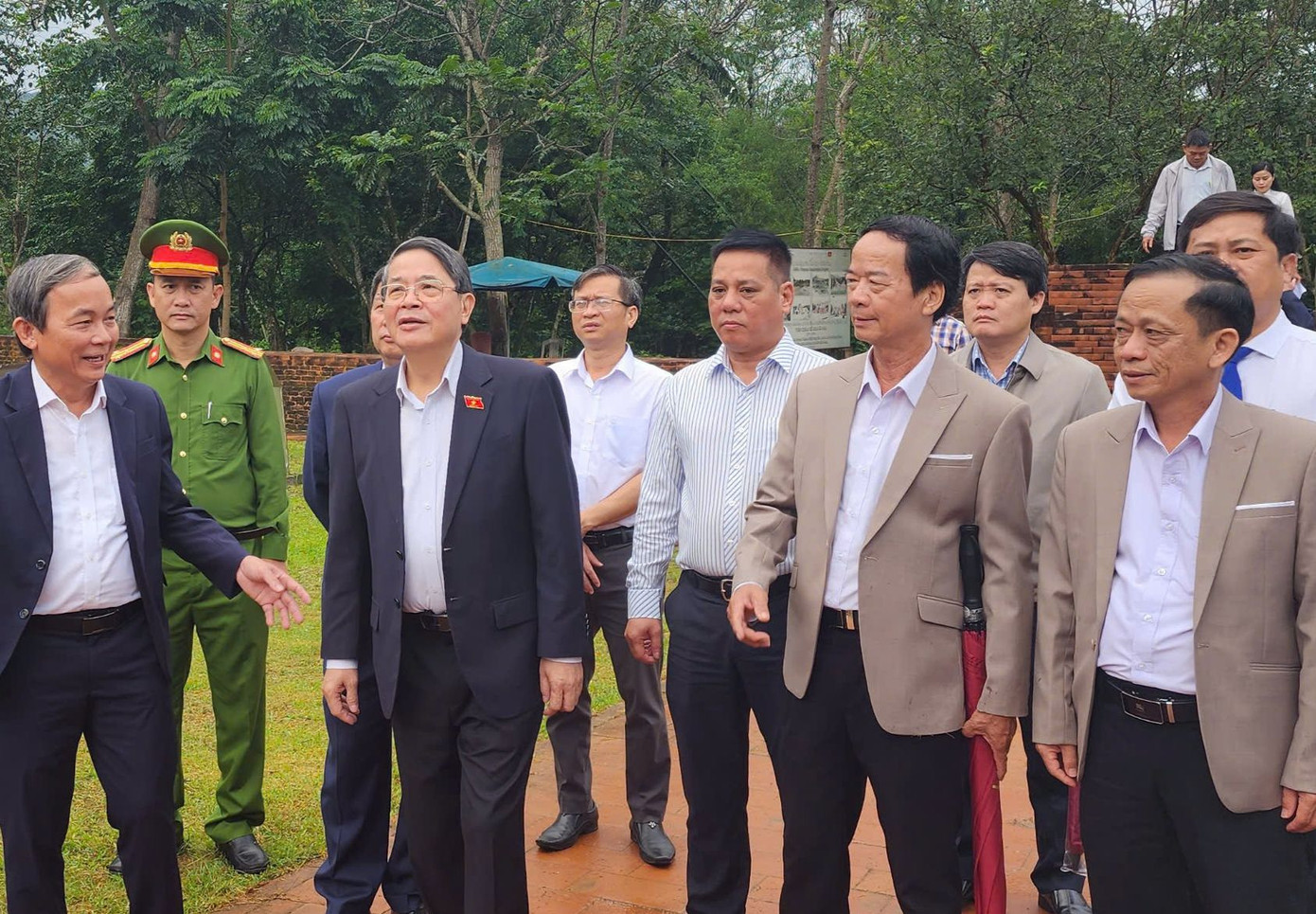 Phó chủ tịch Quốc hội Nguyễn Đức Hải thăm khu đền tháp Mỹ Sơn. Phó chủ tịch Quốc hội Nguyễn Đức Hải thăm khu đền tháp Mỹ Sơn.