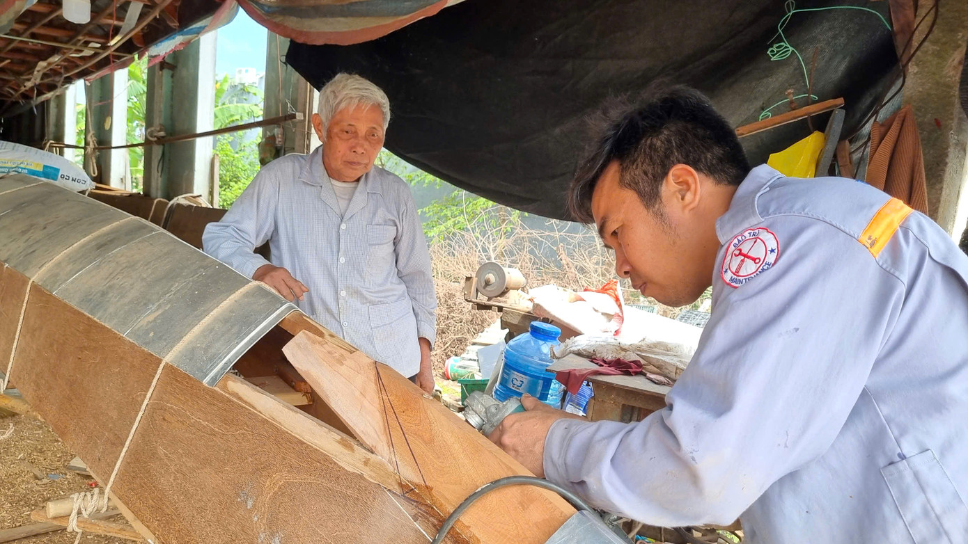 Gần 60 năm làm nghề, nay bước sang tuổi 75 ông truyền nghề cho 2 người con trai nhưng vẫn luôn theo sát, truyền kinh nghiệm cho con. Gần 60 năm làm nghề, nay bước sang tuổi 75 ông truyền nghề cho 2 người con trai nhưng vẫn luôn theo sát, truyền kinh nghiệm cho con.