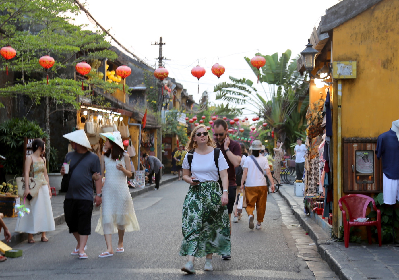 Khách thong thả đạp xe, hoặc dạo bộ quanh phố cổ.