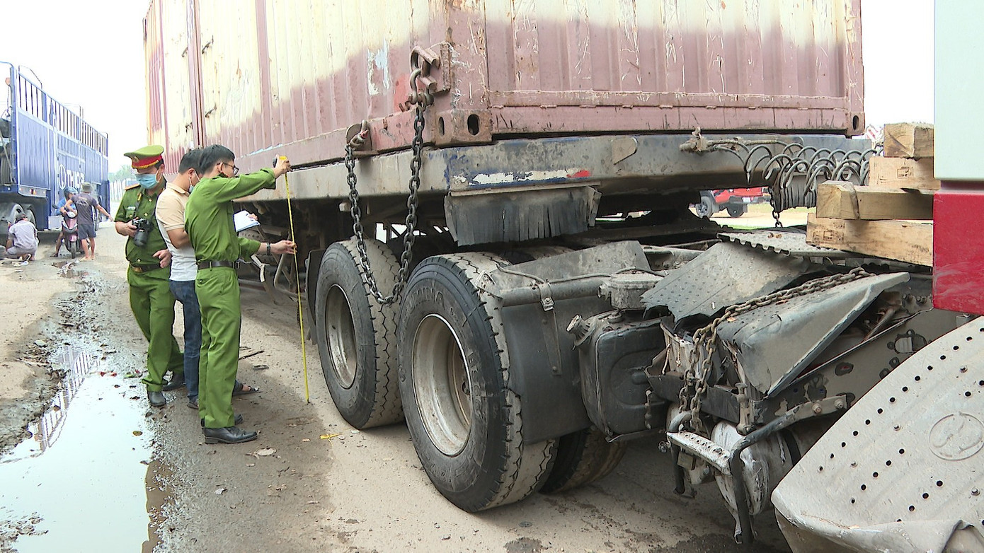 Xe container bị hư hỏng ở phần mâm xoay và chốt kéo nối giữa đầu xe ô tô đầu kéo và sơ-mi rơ- moóc. Xe container bị hư hỏng ở phần mâm xoay và chốt kéo nối giữa đầu xe ô tô đầu kéo và sơ-mi rơ- moóc.