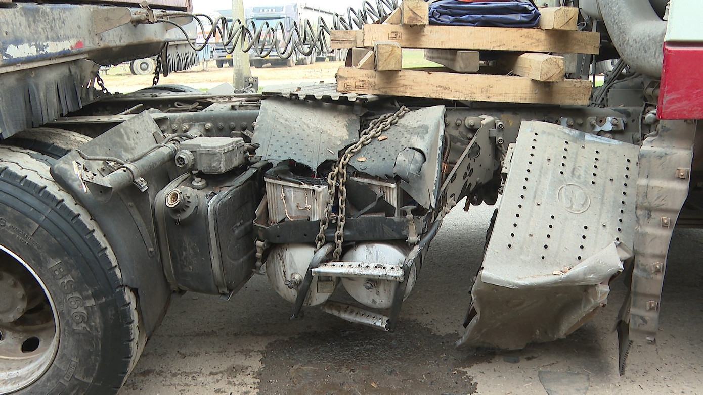 Phần hông xe bị hư hỏng sau cú tông mạnh ngang hông từ xe khách.