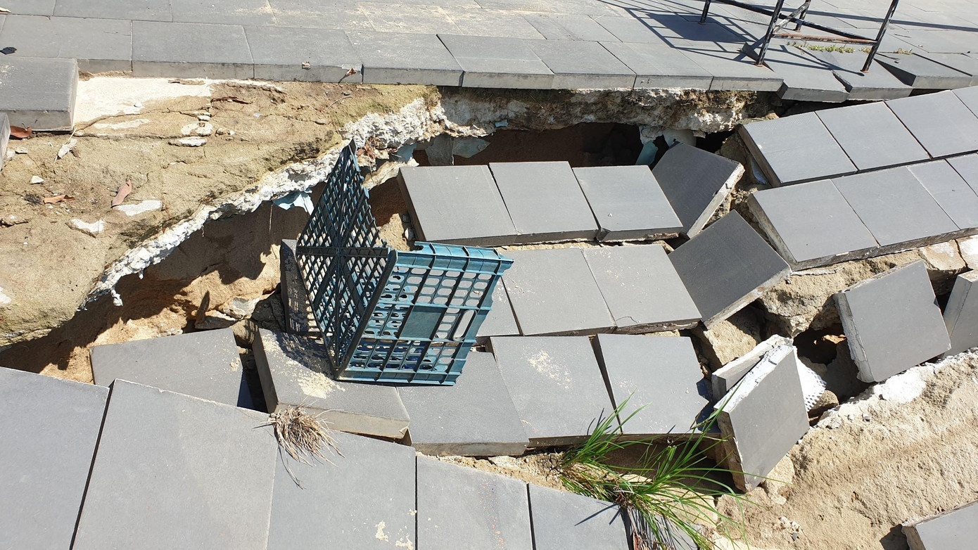 Theo ghi nhận của PV, khu vực kè sụt lún có chiều dài khoảng 8m, rộng 3m. Điểm lún kéo dài và rộng tạo thành hố sâu hoắm hơn 1m, những mảng bê tông bung ra ngổn ngang.