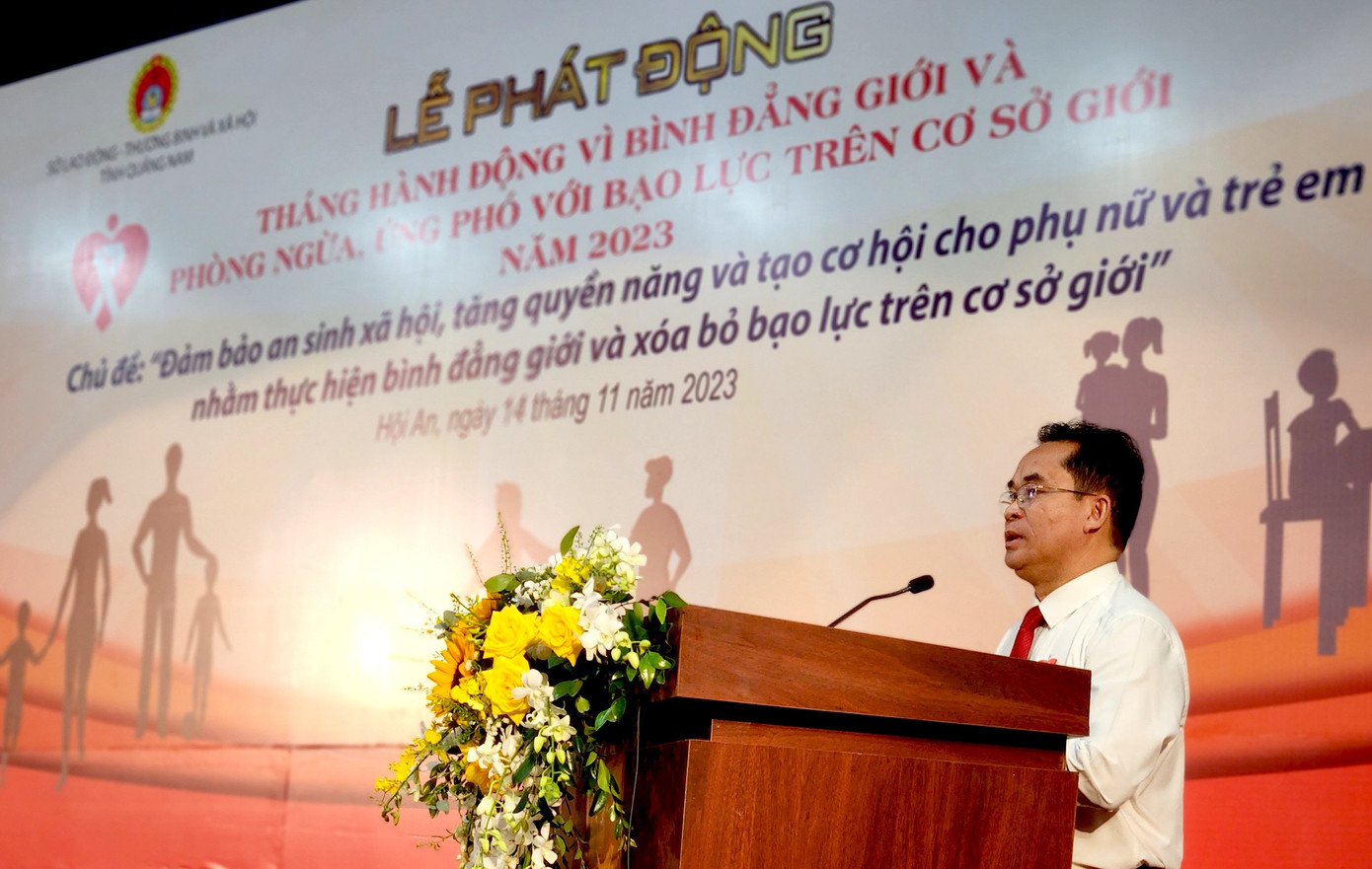 Phó Chủ tịch UBND tỉnh Quảng Nam Trần Anh Tuấn phát biểu tại lễ phát động tháng hành động vì bình đẳng giới và phòng ngừa, ứng phó với bạo lực trên cơ sở giới năm 2023. Phó Chủ tịch UBND tỉnh Quảng Nam Trần Anh Tuấn phát biểu tại lễ phát động tháng hành động vì bình đẳng giới và phòng ngừa, ứng phó với bạo lực trên cơ sở giới năm 2023.