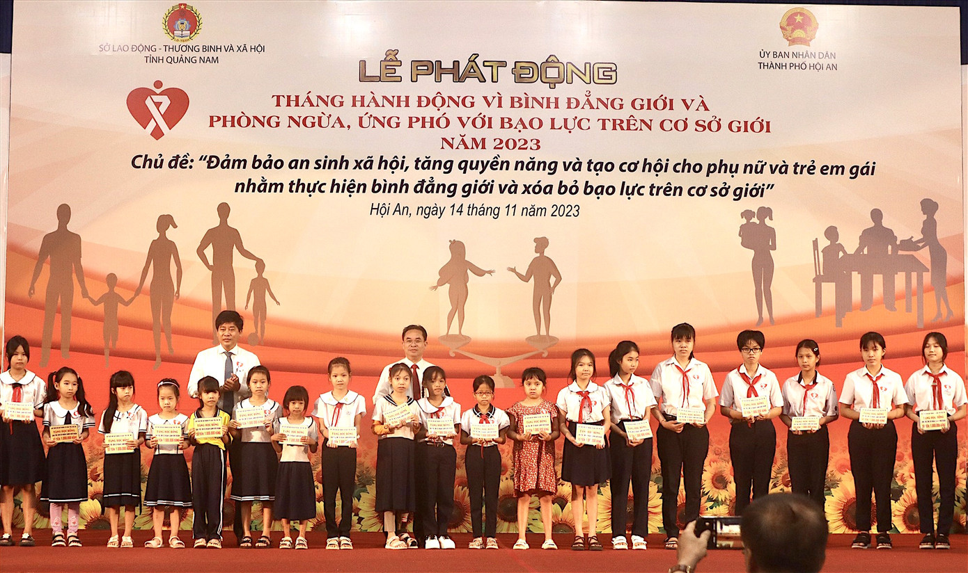 Trao học bổng và quà cho trẻ em có hoàn cảnh khó khăn vượt khó học giỏi trên địa bàn TP.Hội An. Trao học bổng và quà cho trẻ em có hoàn cảnh khó khăn vượt khó học giỏi trên địa bàn TP.Hội An.