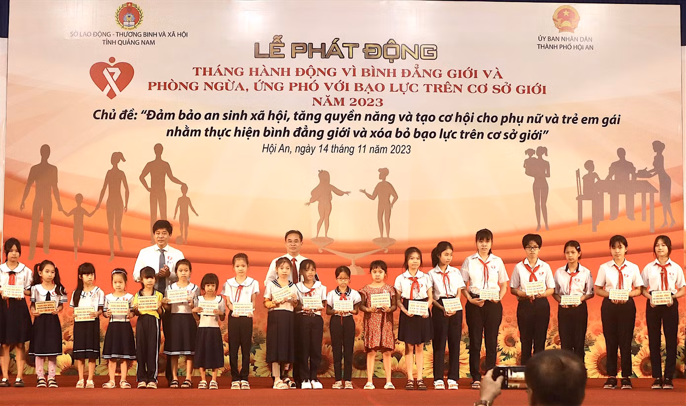 Trao học bổng và quà cho trẻ em có hoàn cảnh khó khăn vượt khó học giỏi trên địa bàn TP.Hội An.