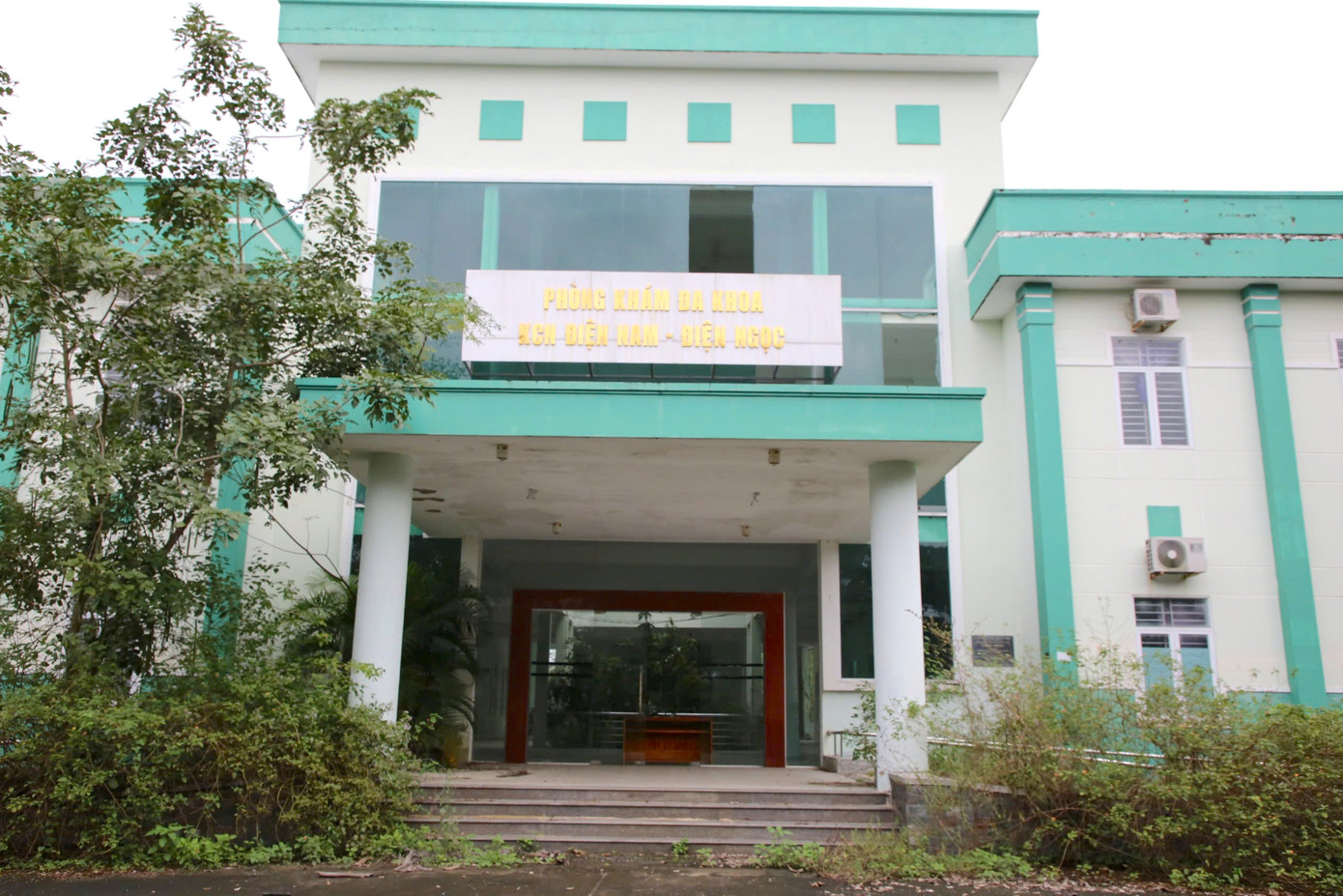 Phòng khám toạ lạc trên khu đất rộng 2,5ha, với các hạng mục gồm dãy nhà 2 tầng, tổng diện tích sàn gần 4.500m2 và hệ thống hạ tầng kỹ thuật cấp điện, cấp thoát nước, hệ thống phòng cháy chữa cháy cùng nhiều hạng mục khác.